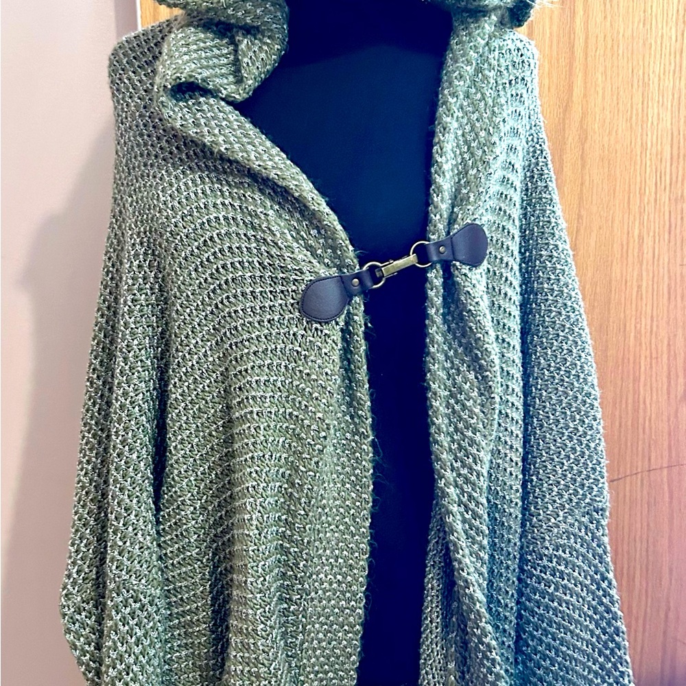 Casual women’s sweater cape, size L/XL, green and cream